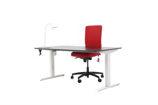 Kontorsæt med bordplade i sort, stelfarve i hvid, hvid bordlampe og rød kontorstol